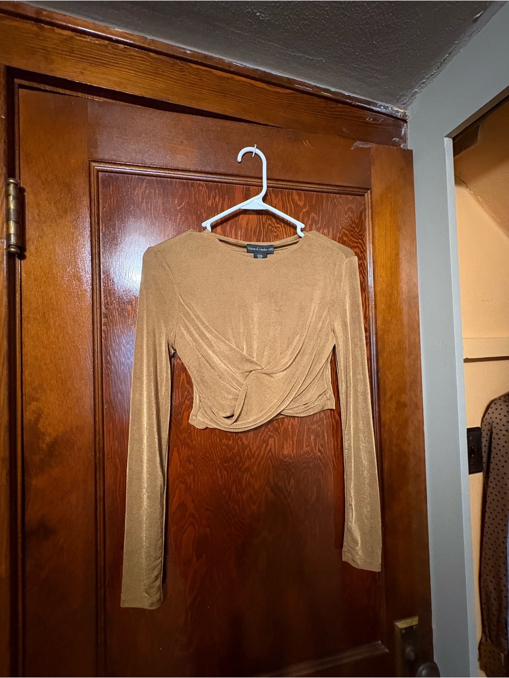 House of Harlow 1960 Camel Twist-Front Long-Sleeve Crop Top
